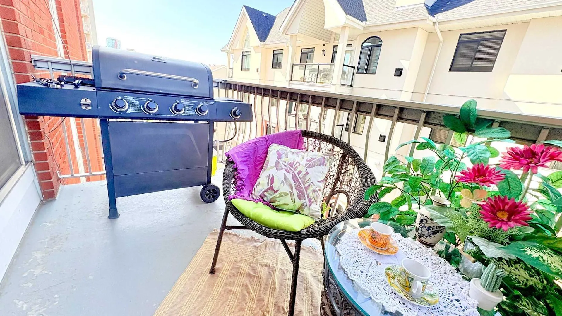 Dom wakacyjny Stylish Downtown Condo Nr Rogers Place L Full Kitchen, Balcony, Pool & Gym Edmonton Kanada