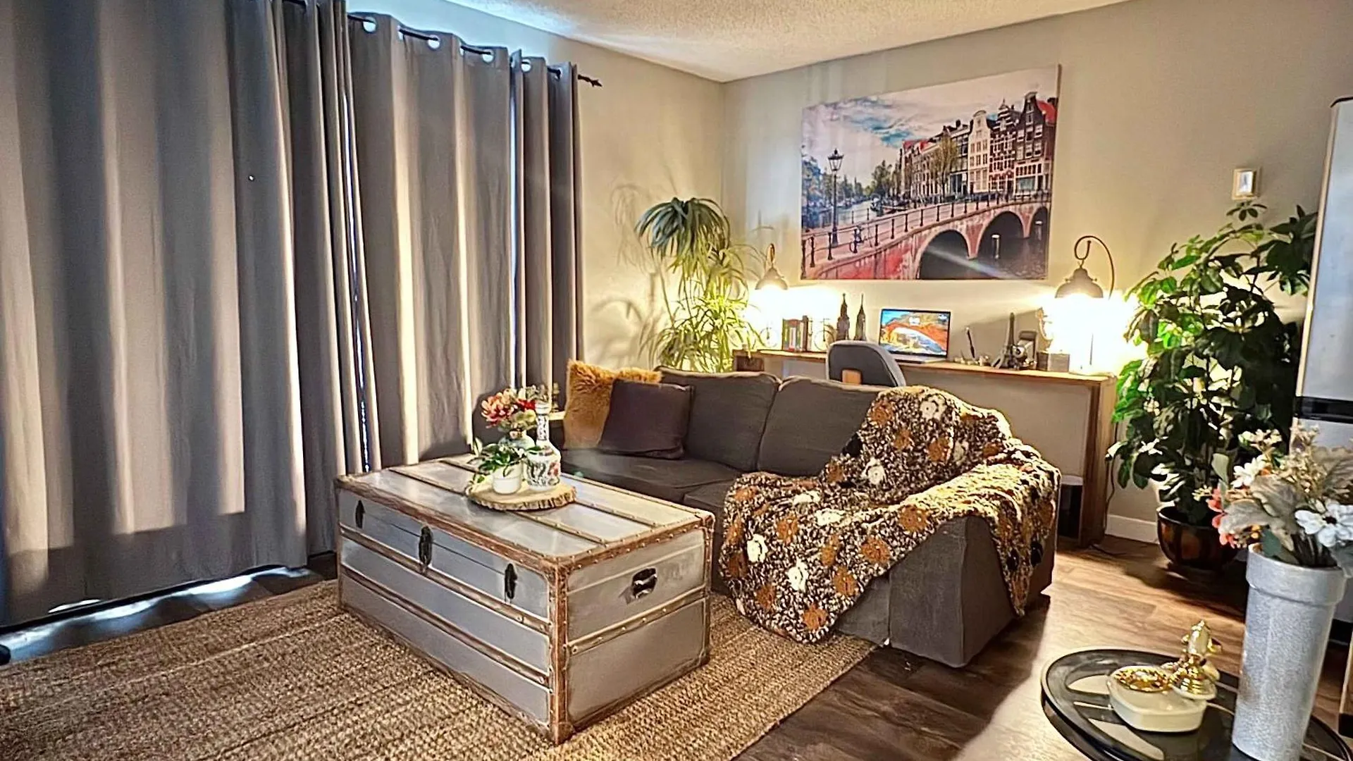 Dom wakacyjny Stylish Downtown Condo Nr Rogers Place L Full Kitchen, Balcony, Pool & Gym Edmonton
