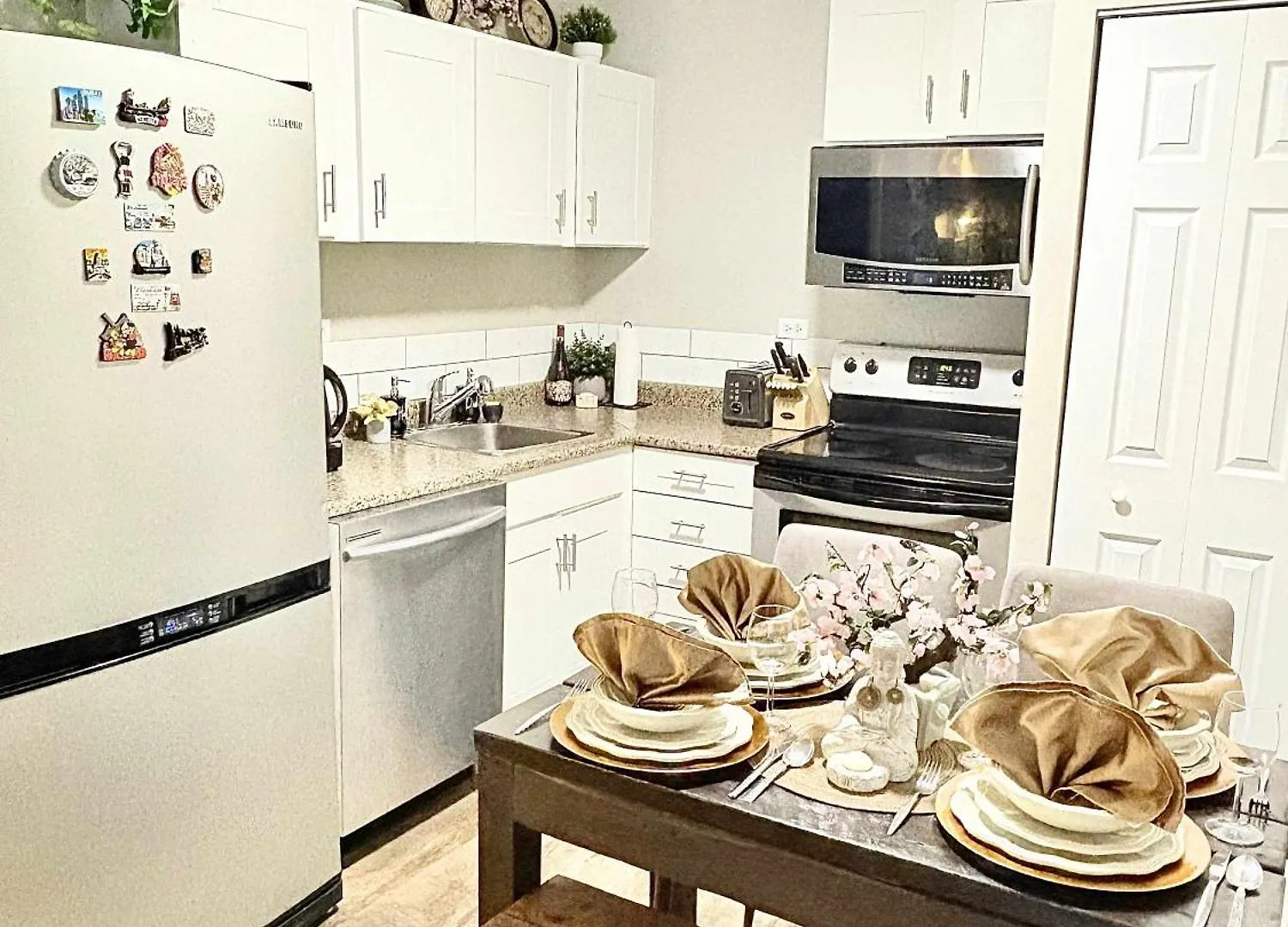 Dom wakacyjny Stylish Downtown Condo Nr Rogers Place L Full Kitchen, Balcony, Pool & Gym Edmonton