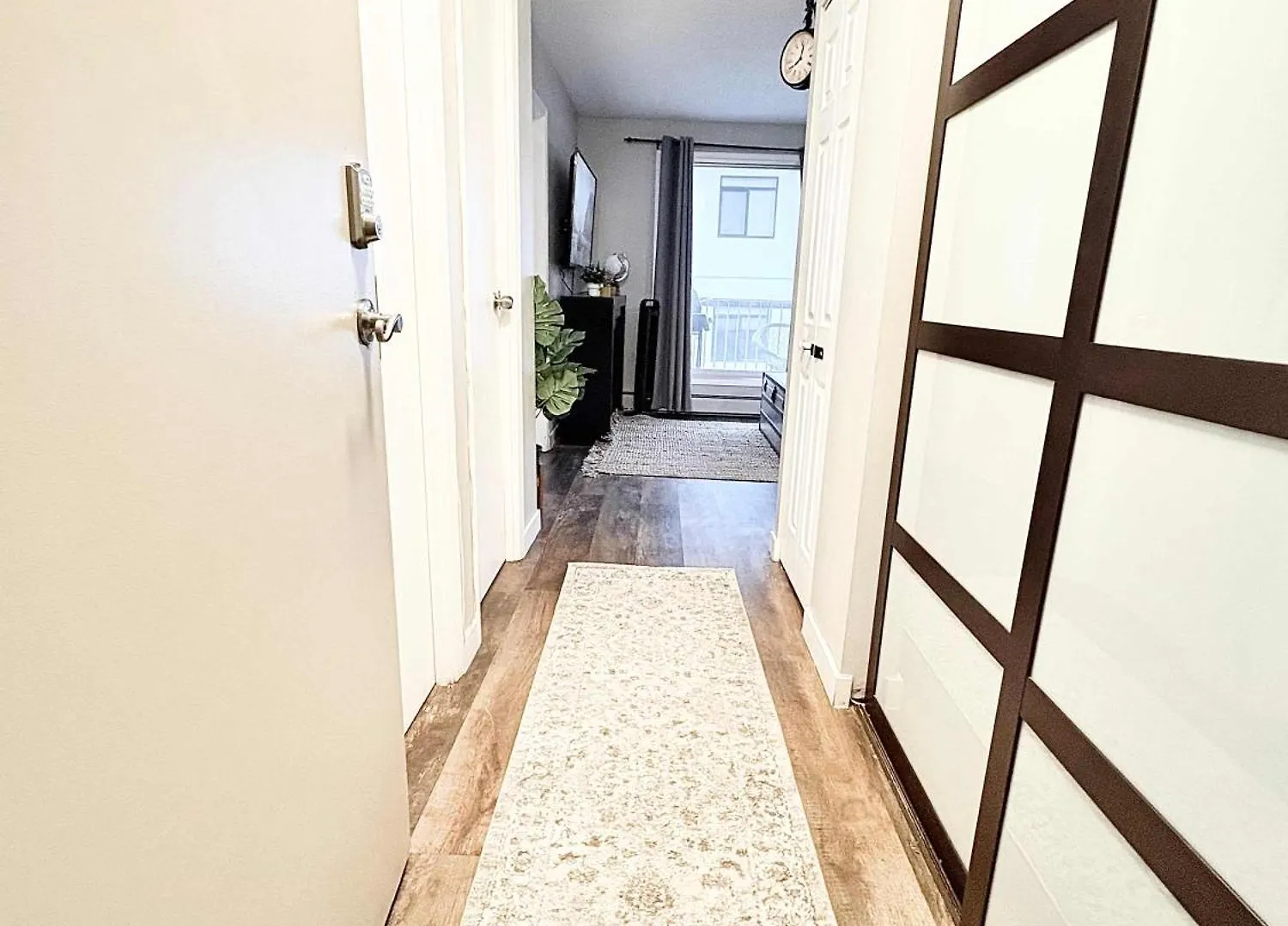 Stylish Downtown Condo Nr Rogers Place L Full Kitchen, Balcony, Pool & Gym Edmonton