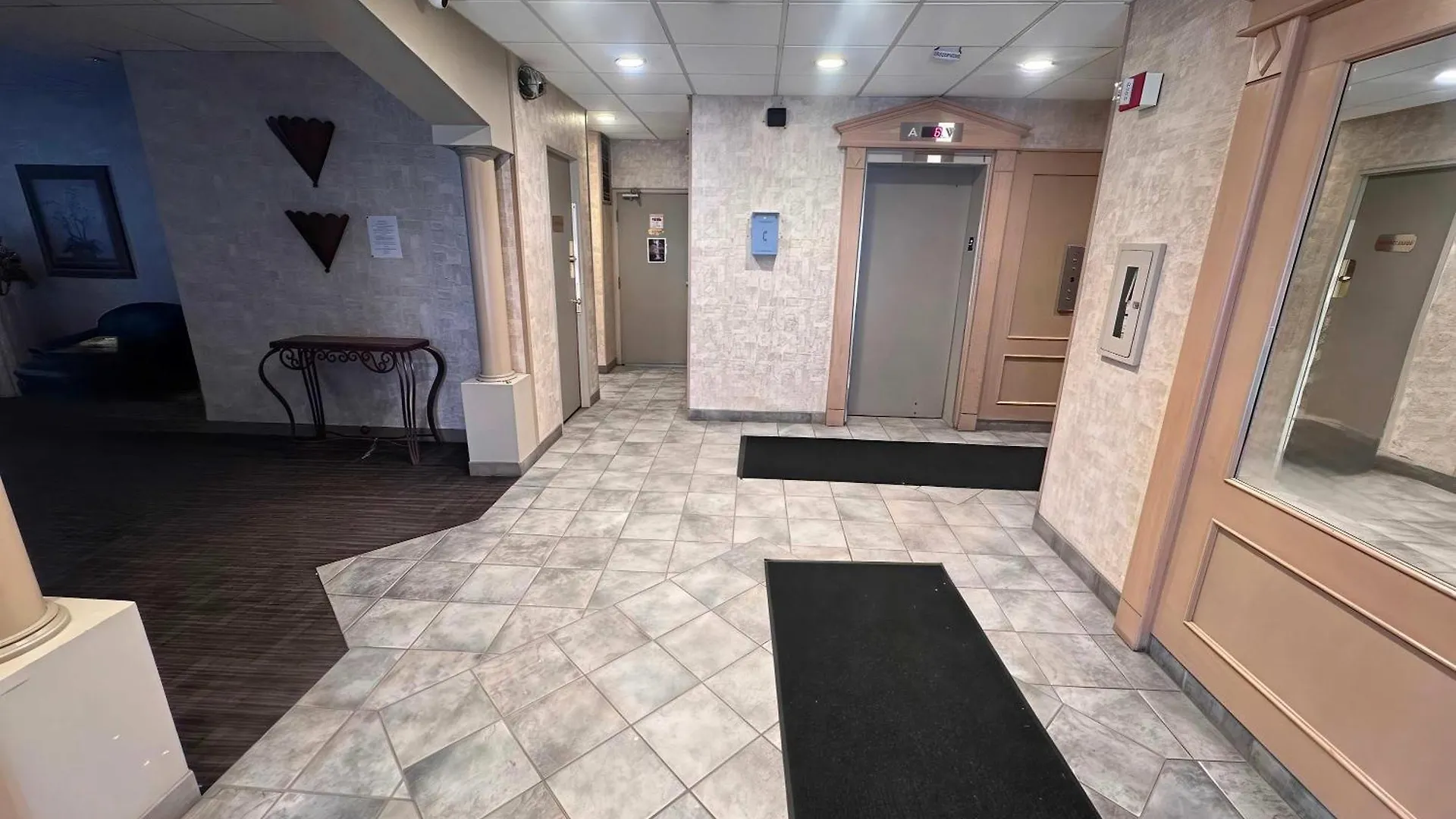 Stylish Downtown Condo Nr Rogers Place L Full Kitchen, Balcony, Pool & Gym Edmonton 0*,  Kanada